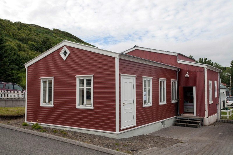 Gúttó á Sauðárkróki var byggt árið 1897 og var leikhús bæjarins fram á þriðja áratug síðustu aldar. Nú hýsir það myndlistarfélagið Sólon. Mynd af netinu.