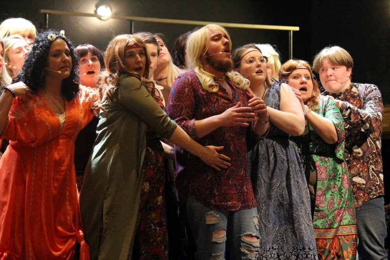 Úr Söngleiknum Hárinu. Mynd: Hulda Signý Jóhannesdóttir.