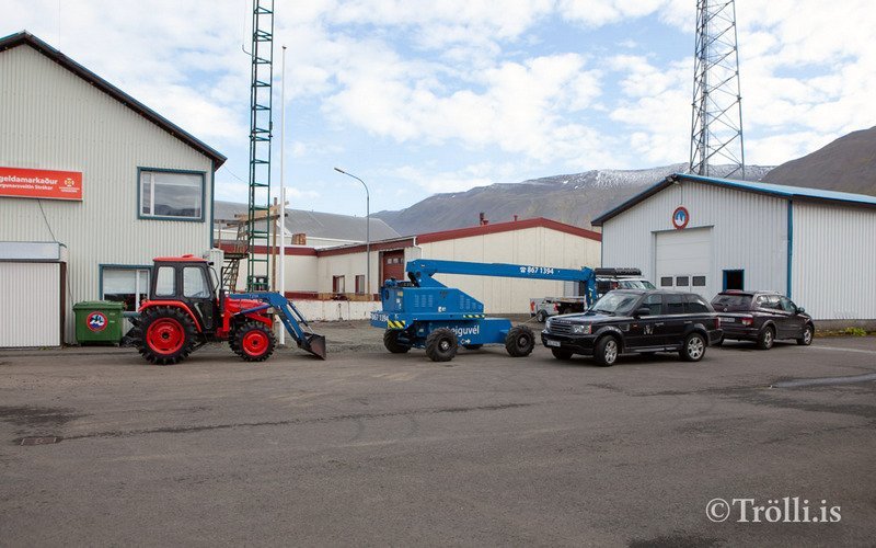 Innikróuð björgunarsveit. Erfitt getur fyrir björgunarsveitin Stráka að bregðast við útkalli eins og sést. Mynd: Trölli.is