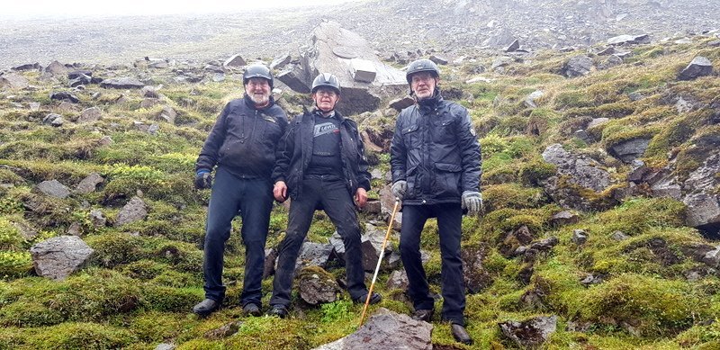 Plattinn kominn upp ásamt kassanum góða sem hýsir gestabókina. Kempurnar þrjár, Þórólfur Pétursson, Sigurður Hansen og Ingimar Ingimarsson glaðbeittir eftir gott dagsverk. Myndir PF.