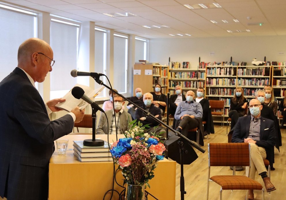 Sölvi Sveinsson les upp úr Skagfirðingabók 40. Gestir með grímur í bakgrunni. MYNDIR: ÓAB