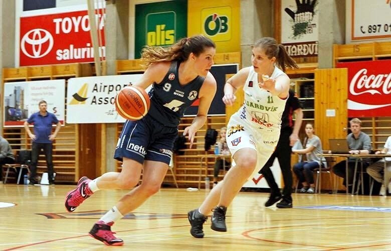 Salbjörg Ragna með boltann í hörkuslag gegn Njarðvík í október sl. Mynd: Víkurfréttir.