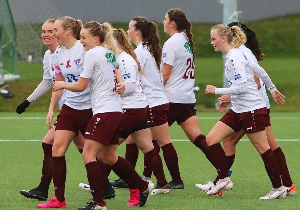 Stólastúlkur fagna. MYND: ÓAB