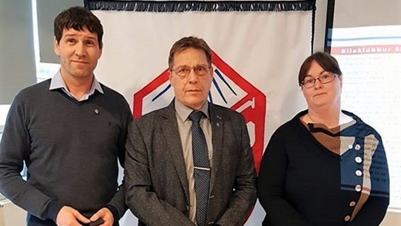 Þau Gunnar og Sara fengu bæði starfsmerki UMFÍ á þingi UMSS í fyrravor. Haukur Valtýsson, formaður UMFÍ, afhenti þeim merkin. Mynd: umfi.is.