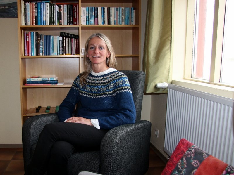 Mynd: Inga við bókahillurnar í Tangahúsinu á Borðeyri þar sem hún rekur gistiheimili. Mynd:FE