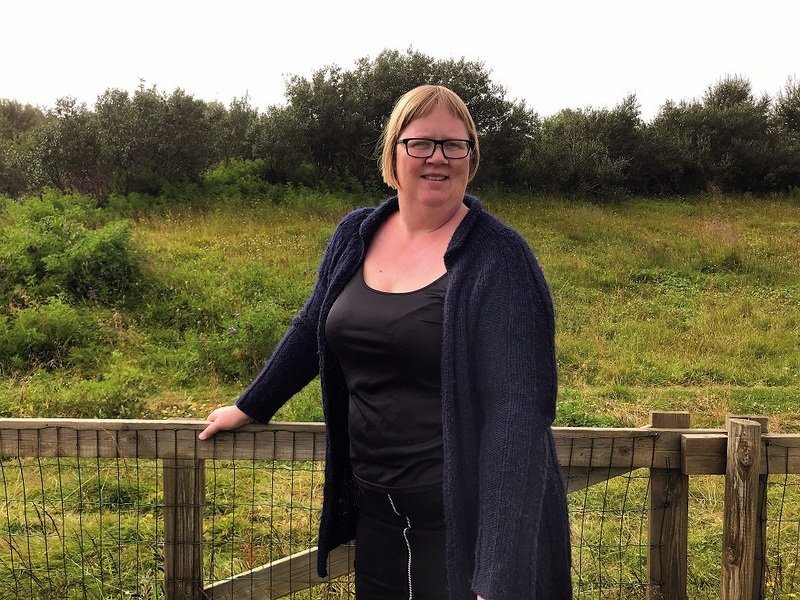 Kristín Einarsdóttir í blárri peysu en blátt er hennar uppáhaldslitur. Aðsendar myndir.