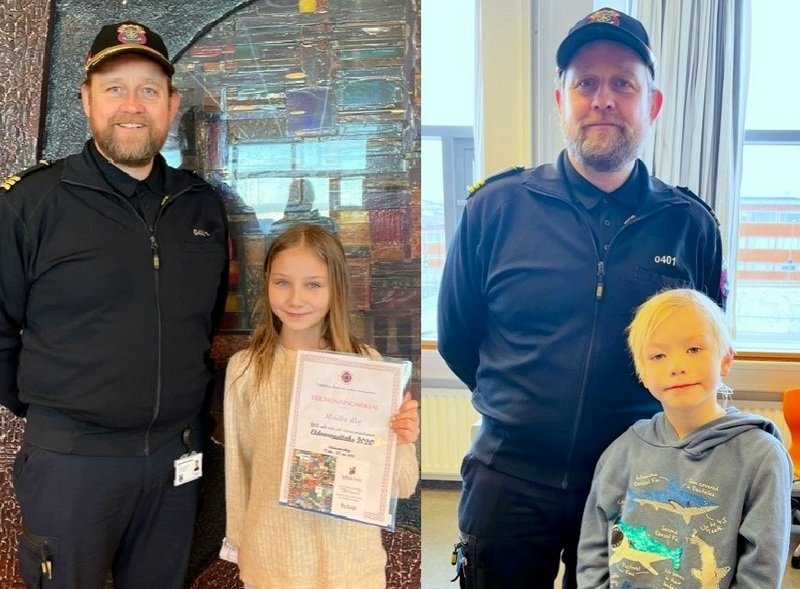 Monika Rut Garðarsdóttir, Grunnskólanum austan Vatna á Hofsósi og Hólmar Thor Jónsson, Árskóla á Sauðárkróki taka við viðurkenningum úr hendi Sigurðar Bjarna Rafnssonar, varaslökkviliðsstjóra Brunavarna Skagafjarðar. Aðsend mynd.
