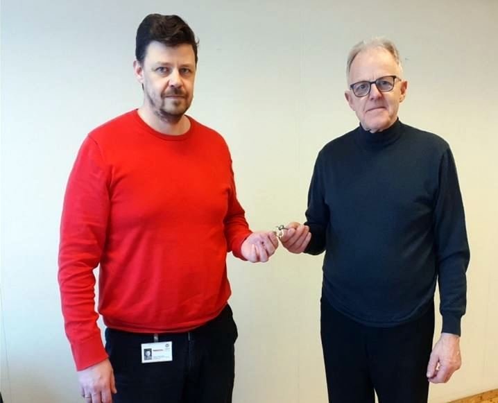Jóhannes Torfason, framkvæmdastjóri Ámundakinnar, afhendir Ragnari Bjarnasyni, útibússtjóra Verkís á Norðurlandi, lykla að húsnæðinu Aðsend mynd.