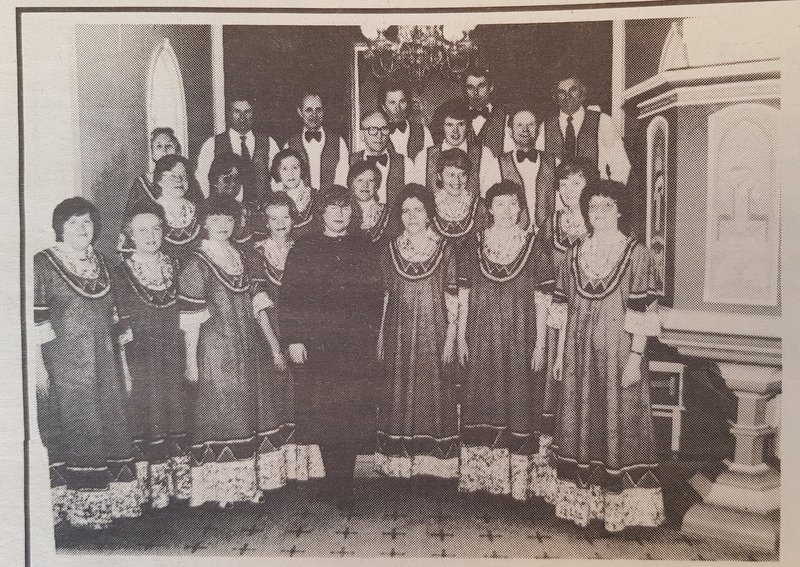 Fyrir 38 árum hófst Sæluvika Skagfirðinga formlega með messu í Sauðárkrókskirkju þar sem batikbúningar Kirkjukórs Sauðárkróks voru teknir í notkun. Mynd úr Feyki 13. apríl 1983.