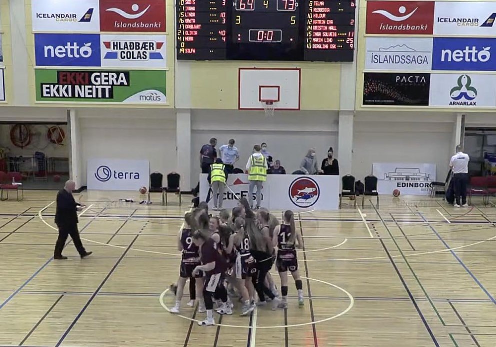 Stólastúlkur fagna í leikslok. SKJÁSKOT