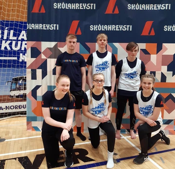 Kampakátir sigurvegarar úr Grunnskóla austan Vatna. Í dökku bolunum eru varamennirnir Arnór Freyr Fjólmundsson og Katla Steinunn B. Ingvarsdóttir, í miðið Vignir Nói Sveinsson og Njála Rún Egilsdóttir sem kepptu í einstaklingsgreinum og loks Konráð Jónsson og Agla Rut Egilsdóttir í hraðabrautinni. Mynd: Þórunn Eyjólfsdóttir.