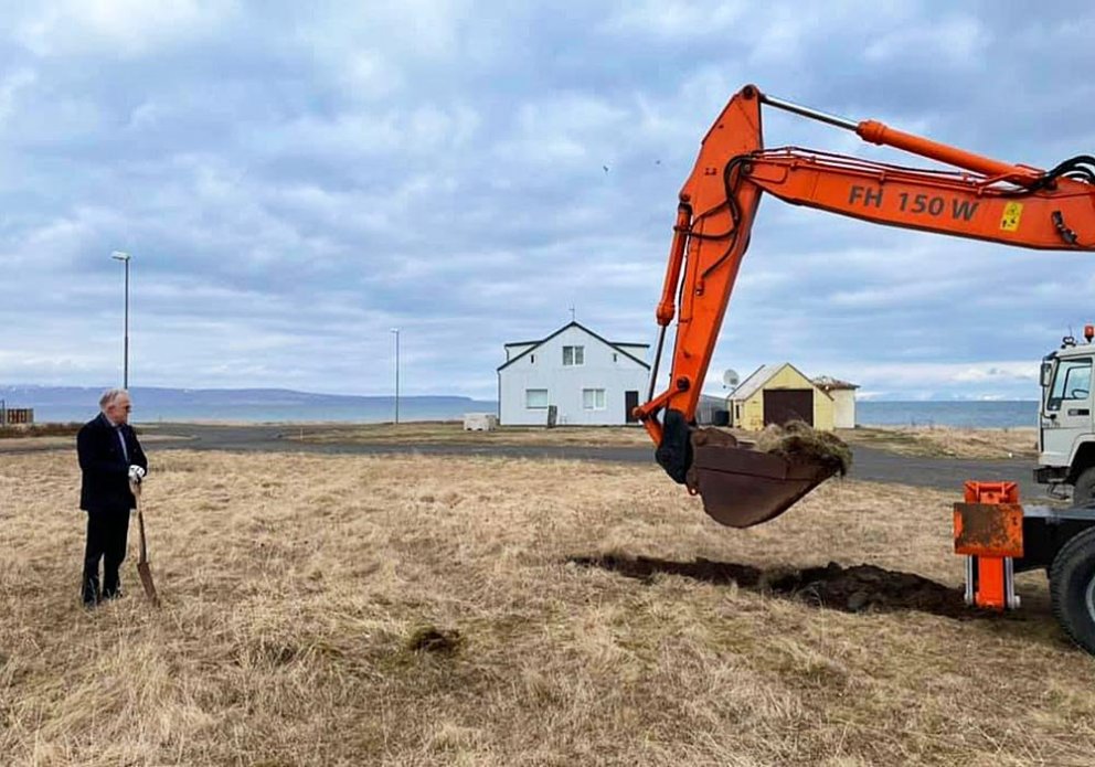 Jóhannes við skóflustunguna í morgun. MYND: BJARNI JÓNSSON