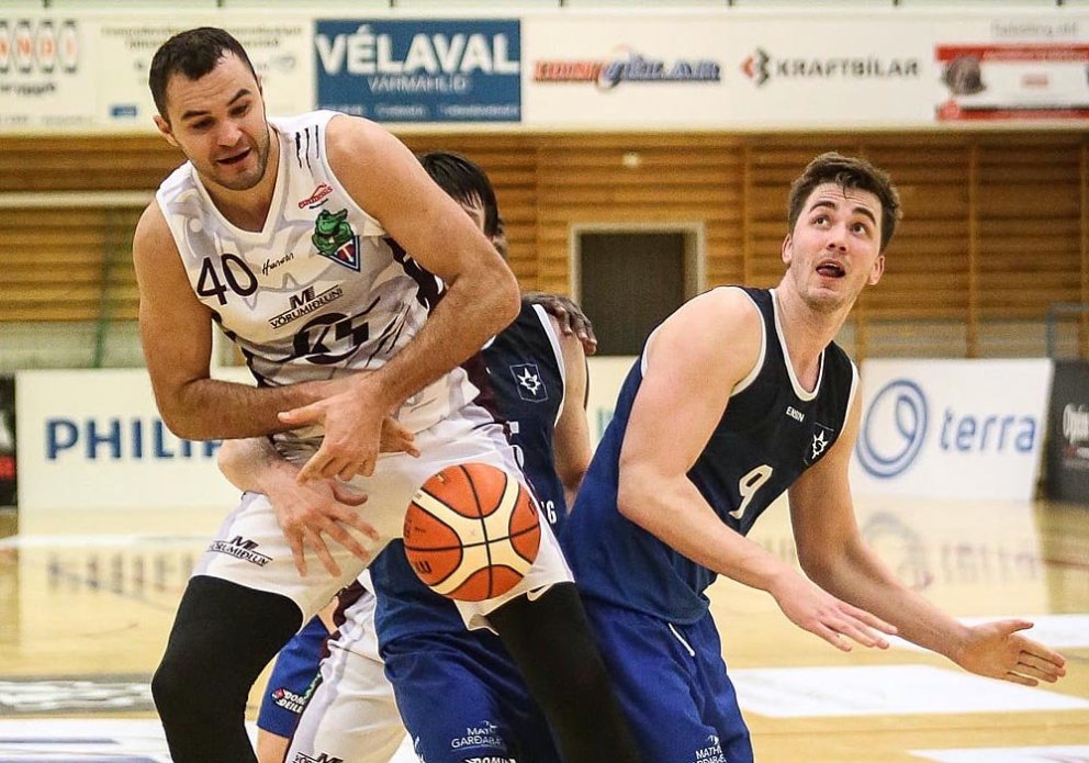 Udras í baráttunni og boltinn laus. MYND: HJALTI ÁRNA