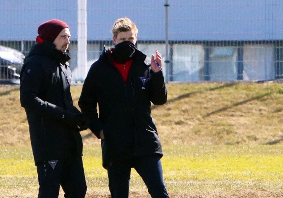 Þjálfararnir Guðni Þór og Óskar Smári fara yfir málin á hliðarlínunni. MYND: ÓAB