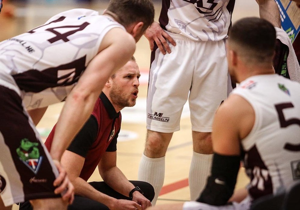Baldur Þór fer yfir málin með leikmönnum Tindastóls í síðasta leik. MYND: HJALTI ÁRNA