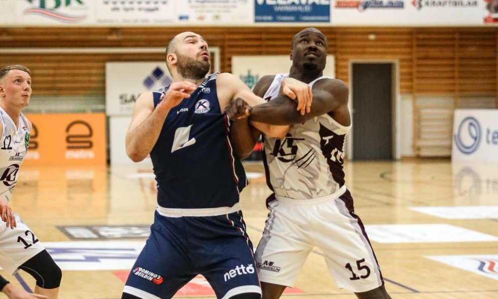 Flenard Whitfield og Dominykas Milka berjast í leik liðanna í Síkinu á dögunum. MYND: HJALTI ÁRNA