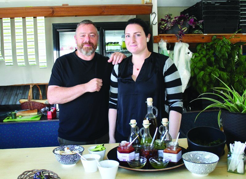 Dagný og Róbert við afgreiðsluboðið í Laugarmýri.