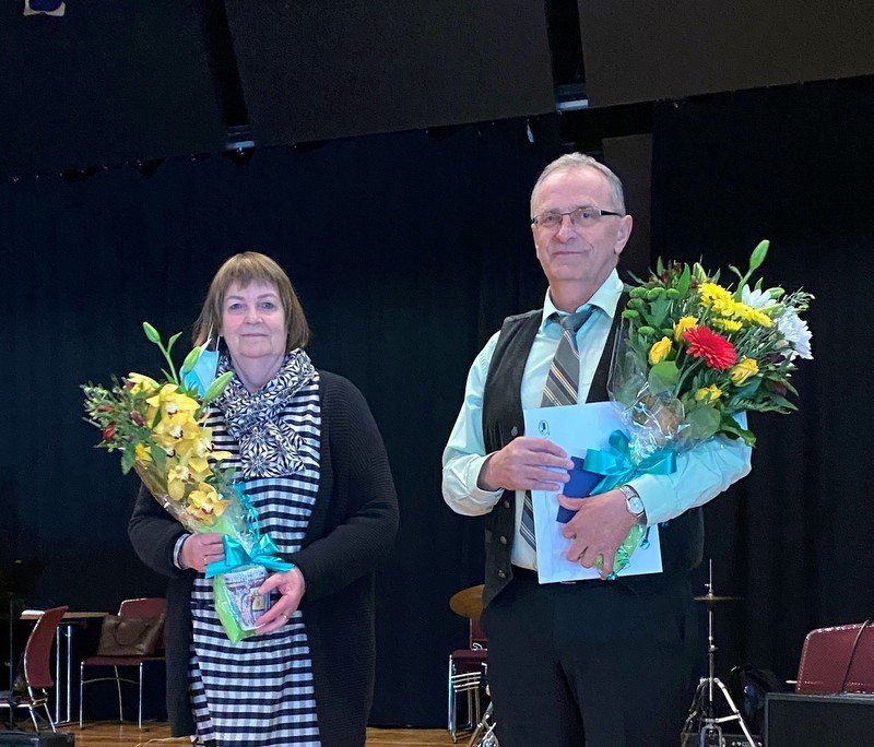 Hjónin Margrét Guðbrandsdóttir og Stefán R. Gíslason fengu blóm í tilefni tímamóta þeirra við Tónlistarskóla Skagafjarðar en þau hafa bæði látið af stöfum. Myndir aðsendar.