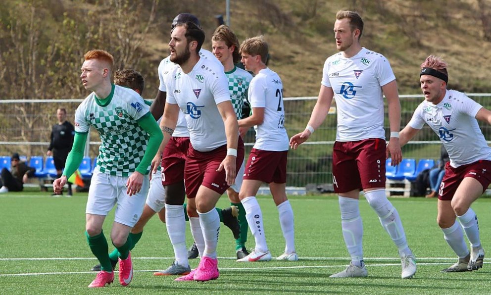 Tindastóls gera sig klára í að verjast aukaspyrnu en höfðu ekki erindi sem erfiði í þetta skiptið. MYND: ÓAB