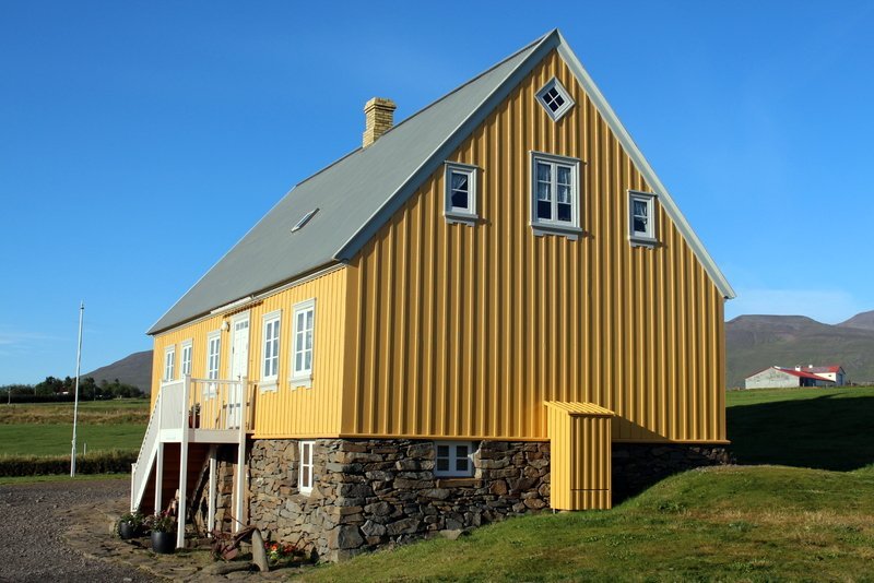 Áshúsið stendur reisulegt á safnssvæðinu í Glaumbæ, prýðilegur fulltrúi timburhúsa frá 19. öld.