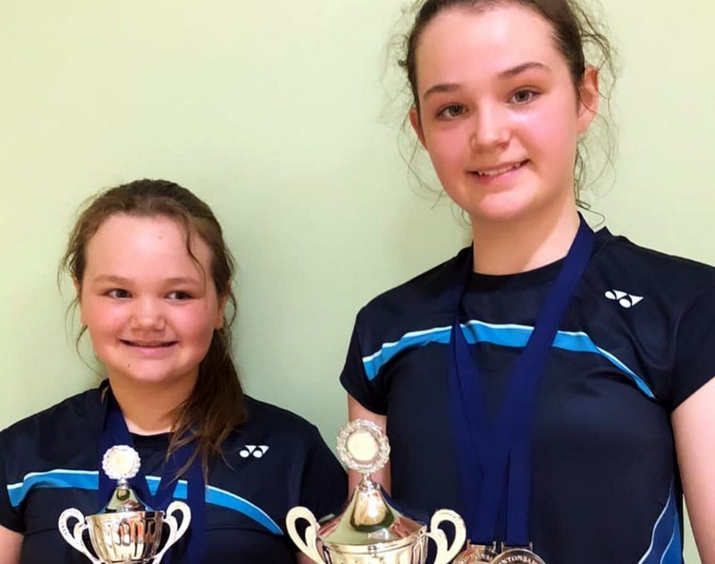 Júlía Marín og Emma Katrín með bikarana sína eftir gott Íslandsmeistaramót í vor. Aðsend mynd.