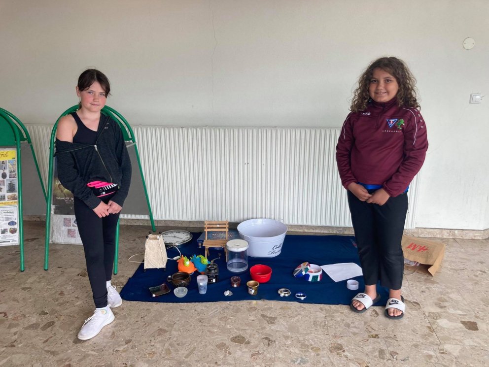 Ásthildur Una og Syrine Pálína með glæsilega tombólu. Mynd: SMH