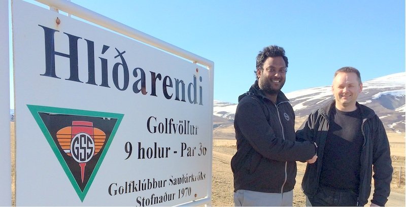Hlynur Þór Haraldsson, sá hærri á myndinni, starfaði sem golfkennari á Hlíðarendavelli sumarið 2014. Hér er hann boðinn velkominn af fyrrverandi formanni GSS. Pétri Friðjónssyni. Mynd: GSS.