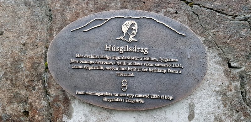 Minningarplatti um Helgu Sigurðardóttur, fylgikonu Jóns Arasonar á Hólum, í Húsgilsdragi suðvestur af Flugumýrardal, við suðurenda Glóðafeykis í Blönduhlíð í Skagafirði. Mynd: PF.