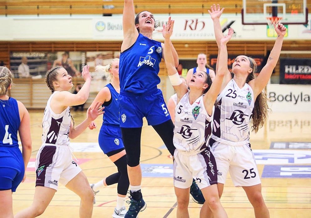 Barátta undir körfu Tindastóls. MYND: HJALTI ÁRNA