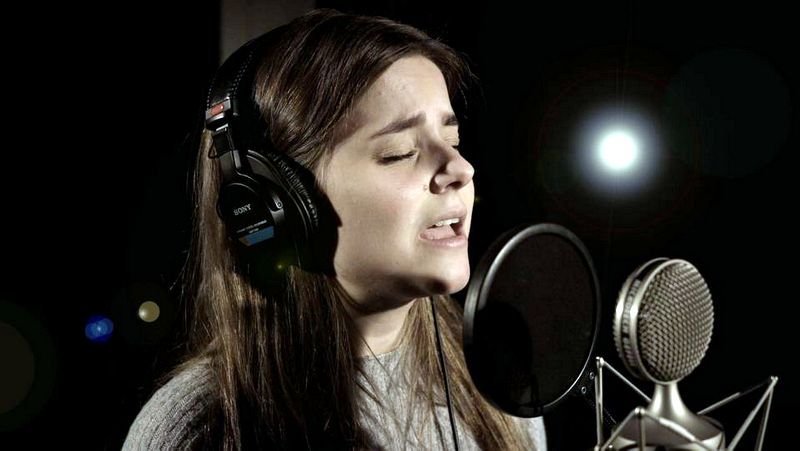 María Ólafsdóttir syngur Þér fylgja englar. Mynd af Facebook-síðu Löðurs