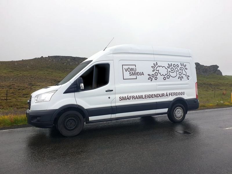 Tveir heppnir vinningshafar fengu 10 þúsund króna gjafabréf í Sölubíl smáframleiðenda sem fer um héruð reglulega og selur gómsætan varning beint frá býli. Mynd af FB síðu Vörusmiðju BioPol.