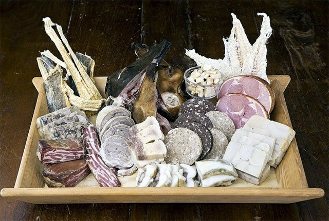 Þorramatur nútímans var alþýðumatur Íslendinga áður fyrr. Mynd af Netinu.