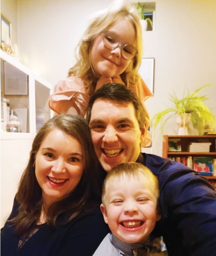 Anna og Andrés ásamt börnunum tveimur. MYND AÐSEND