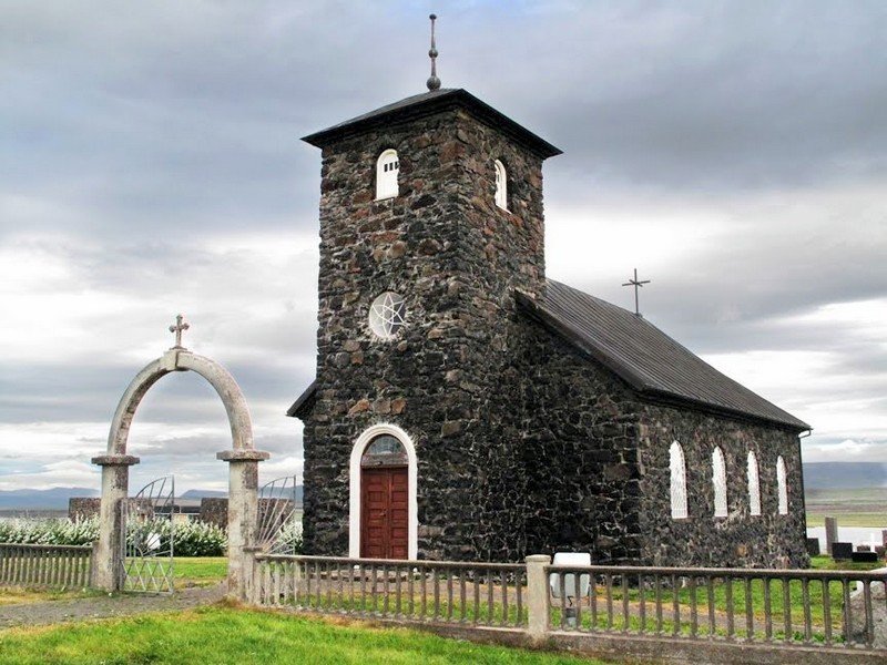 Þingeyrakirkja. Mynd af Netinu.