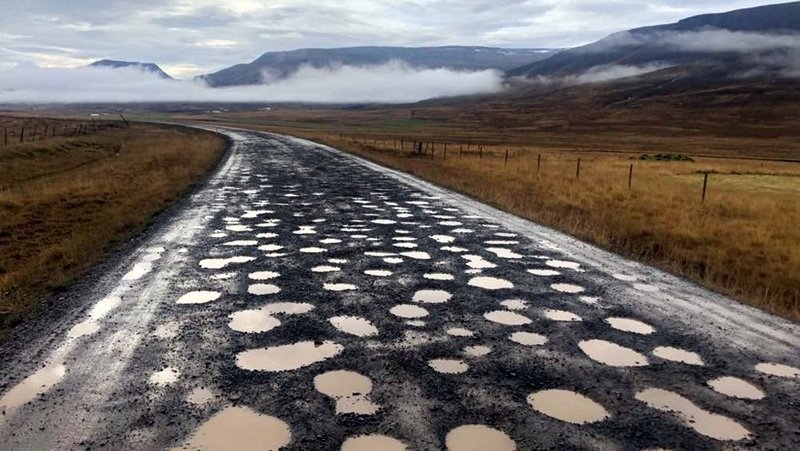 Hola við holu á Vatnsnesinu. MYND: GRUNNSKÓLI HÚNAÞINGS VESTRA