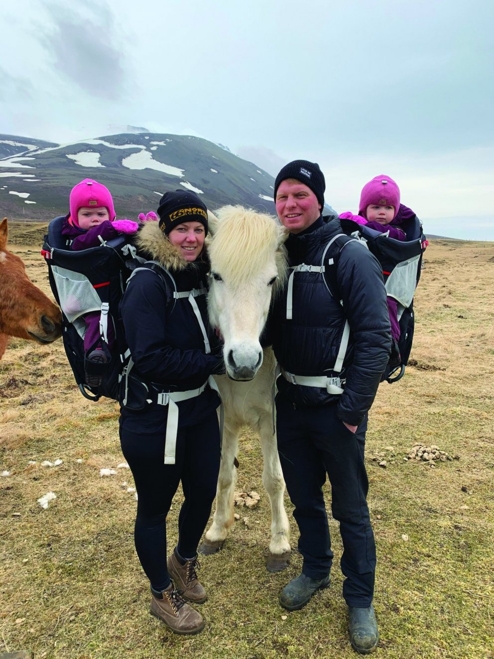 Árni Geir og Katla með dæturnar. MYND AÐSEND