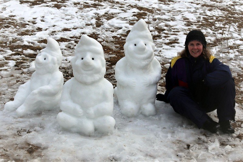 Ragnheiður við hliðina á brosmildu dvergunum sínum sem hún skóp af mikilli list. Myndir aðsendar.