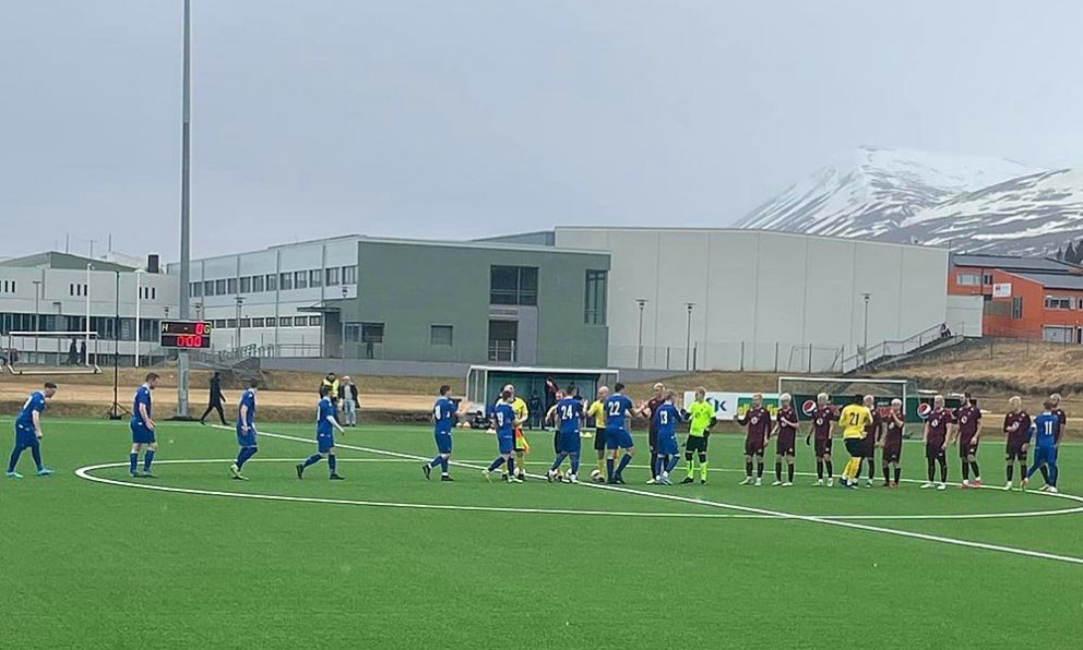 Leikmenn Tindastóls og KF heilsast fyrir leik í dag. MYND AF FB-SÍÐU KF