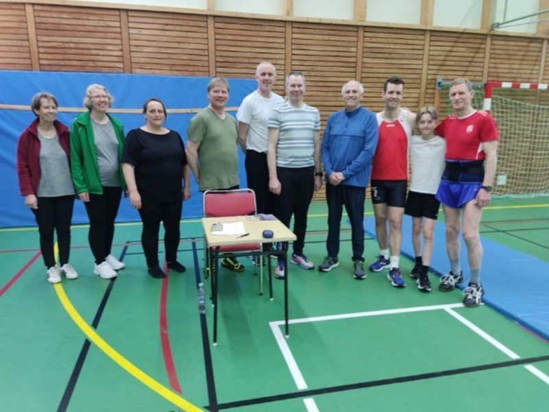 Þátttakendur og starfsfólk stökkmóts UÍ Smára í öldungaflokkum. Myndir:  Sarah Holzem.