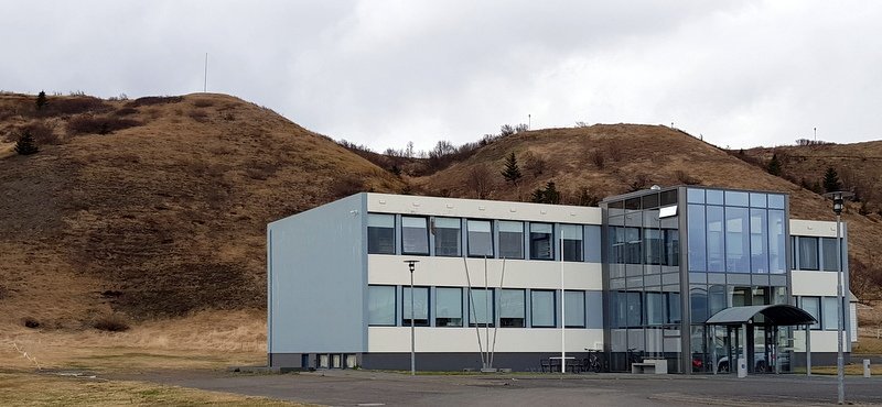 Við Safnahúsið á Sauðákróki má búast við að miklum framkvæmdum næstu misseri en gert er ráð fyrir viðbyggingu sunnan þess. Mynd. PF.