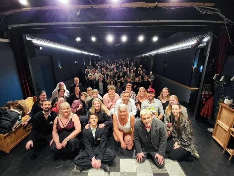 Sjálfa með frumsýningargestum. Mynd: LS.