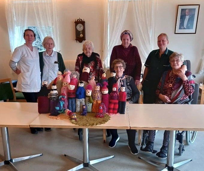 Hér eru prjónakonurnar ásamt starfsstúlkum dagþjónustu.
Aníta Ellertsdótir, Erla Eðvaldsdóttir, Ása Guðmundsdóttir. Björg Emilsdóttir, Rósbjörg Blöndal, Freyja Ólafsdóttir og Sigfríður Jónsdóttir