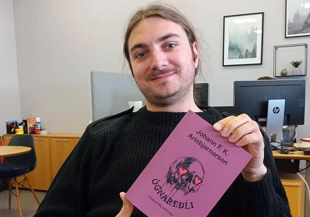 Höfudnurinn með bókin glóðvolga. Forsíðumynd eftir Jóhönnu Selmu Brynjólfsdóttur. MYND AF FB