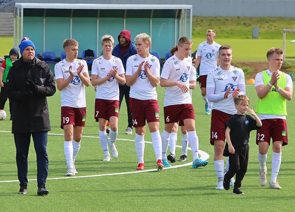 Tindastólsmenn fagna eftir leik gegn liði KÁ nýverið. MYND: ÓAB