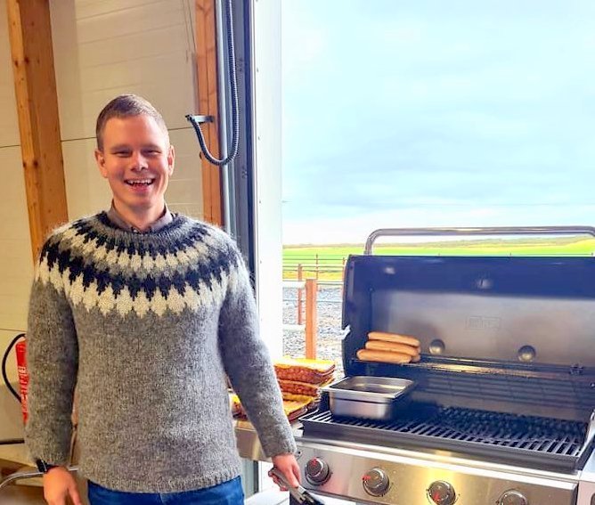 Mynd. Vilhjálmur Árnason við grillið. Ásmundur Friðriksson.