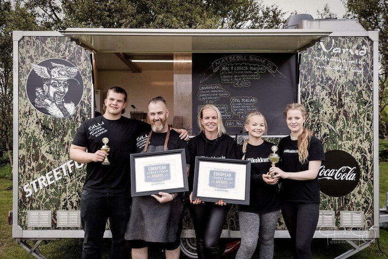 Fimm fræknu með besta borgarann í Evrópu. Frá vinstri: Grétar Jóhannes Sigvaldason (Jói), Silli (Sigvaldi Jóhannesson), Elsa Blöndal Sigfúsdóttir, Petrós María Sigvaldadóttir og Róslinda Jenný Sverrisdóttir. MYNDIR: HEIDA HB