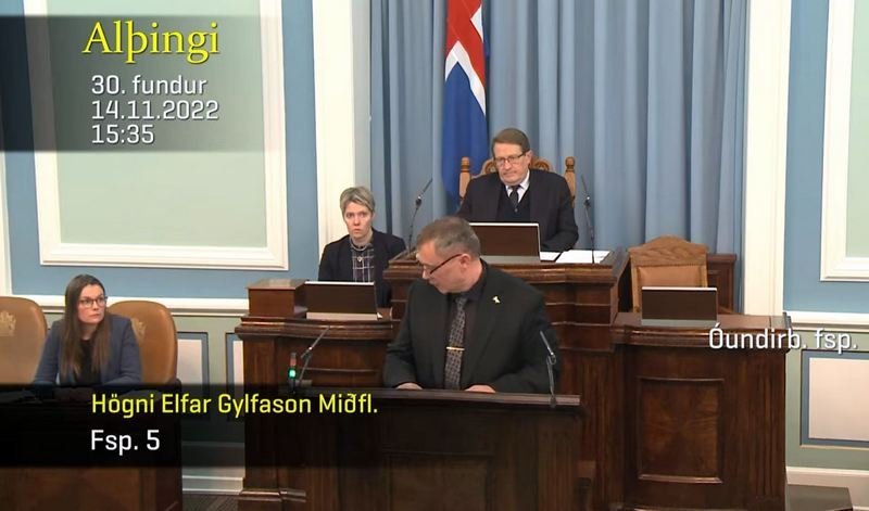 Högni Elfar Gylfason heldur hér jómfrúarræðu sína úr ræðustól Alþingis í síðasta mánuði en þar tók hann sæti sem varaþingmaður Norðvesturkjördæmis fyrir Bergþór Ólason í Miðflokknum. Skjáskot úr myndbandi Alþingis.