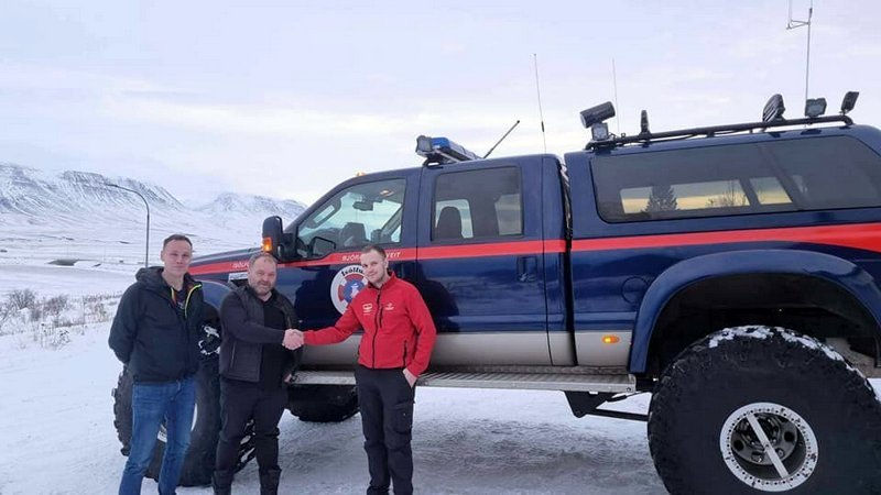 Við afhendingu björgunarsveitarbílsins í gær. Mynd af FB.