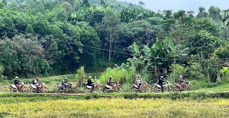 Á mótorfákum á framandi slóðum :: Tólf manna hópur í ævintýraferð til Víetnam