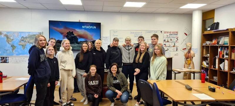 Linda Fanney Valgeirsdóttir frá Alor með unglingunum í Grunnskóla austan Vatna. Myndir: Gsh.is.